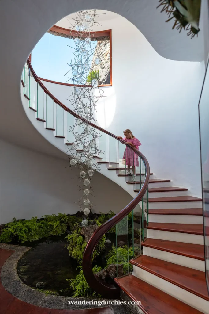 Kind loopt trap af bij Jameos del Agua op Lanzarote.