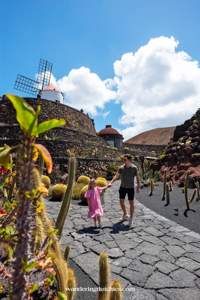 Vader en kind wandelen door Jardín de Cactus op Lanzarote.