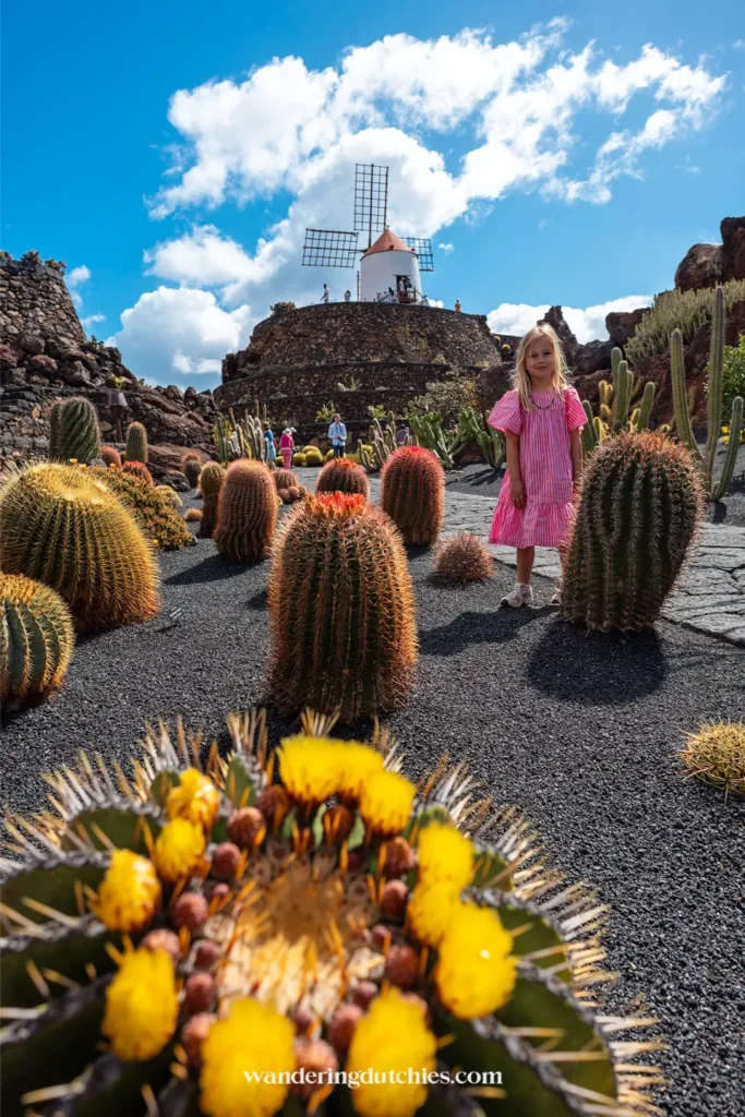 Kind tussen cactussen in Jardín de Cactus op Lanzarote.