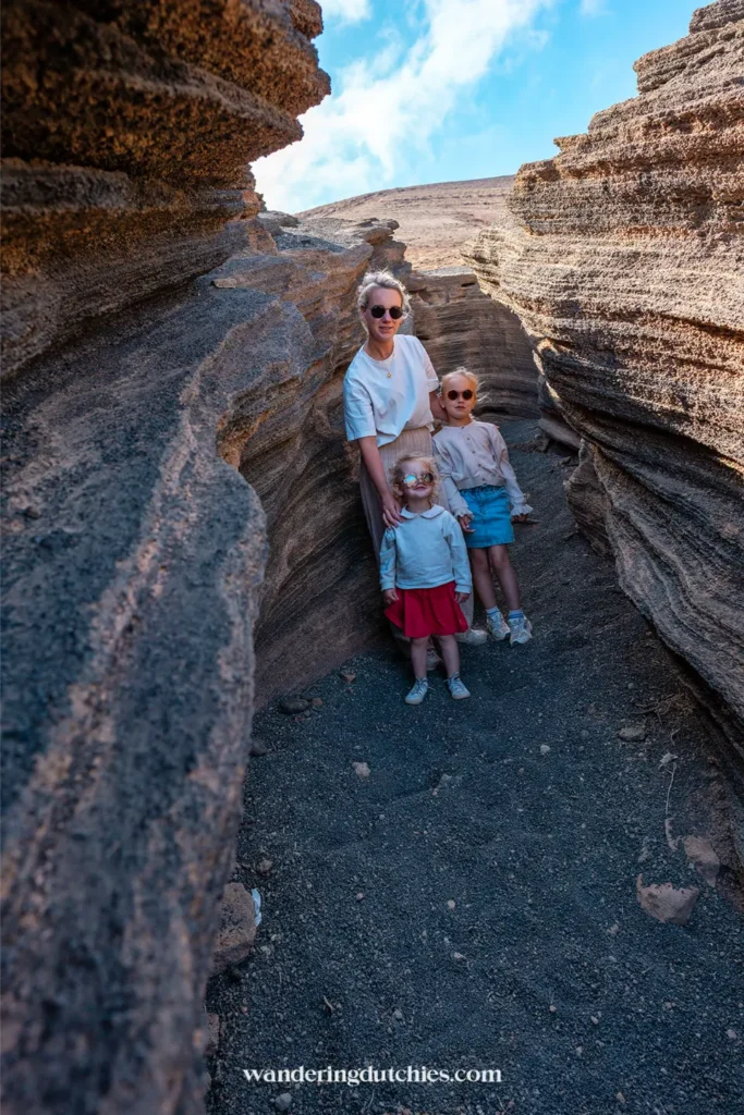 Gezin wandelt door rotskloof bij Las Grietas op Lanzarote.
