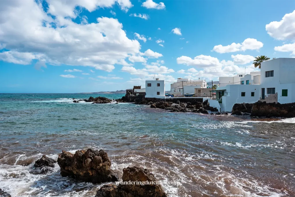 Kustlijn met witte huisjes in Punta Mujeres op Lanzarote.
