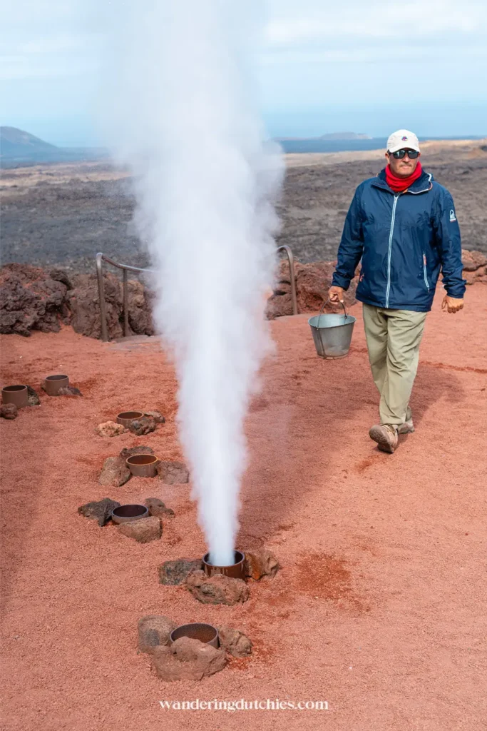 Stoomdemonstratie in Timanfaya National Park op Lanzarote.