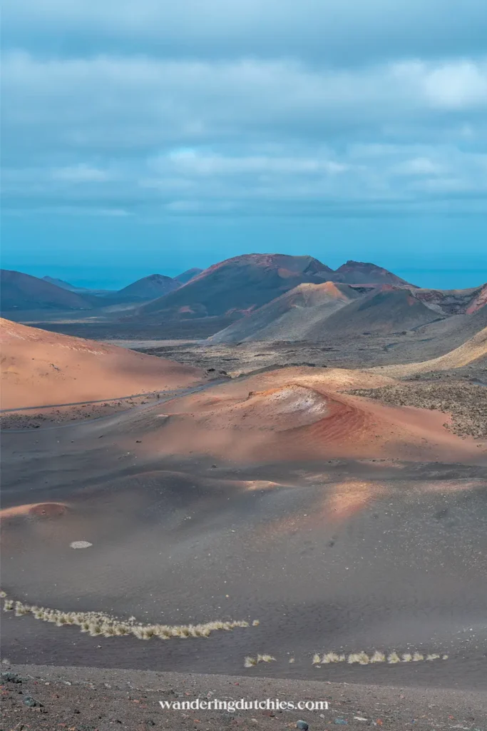 Vulkanisch landschap van Timanfaya National Park op Lanzarote.