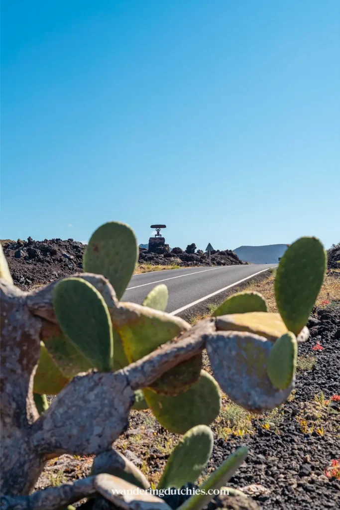 Weg door vulkanisch landschap richting Timanfaya op Lanzarote.