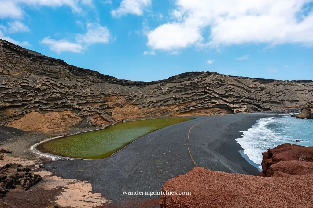 Groen meer bij El Lago Verde met zwart strand op Lanzarote.