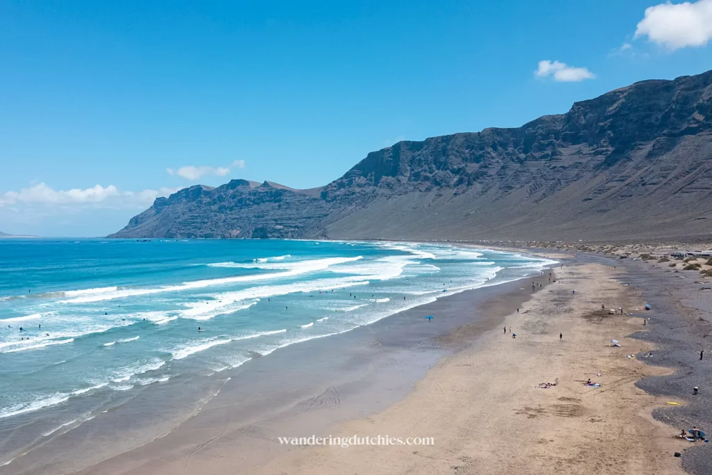 Famara Beach met ruige golven en kliffen op Lanzarote.
