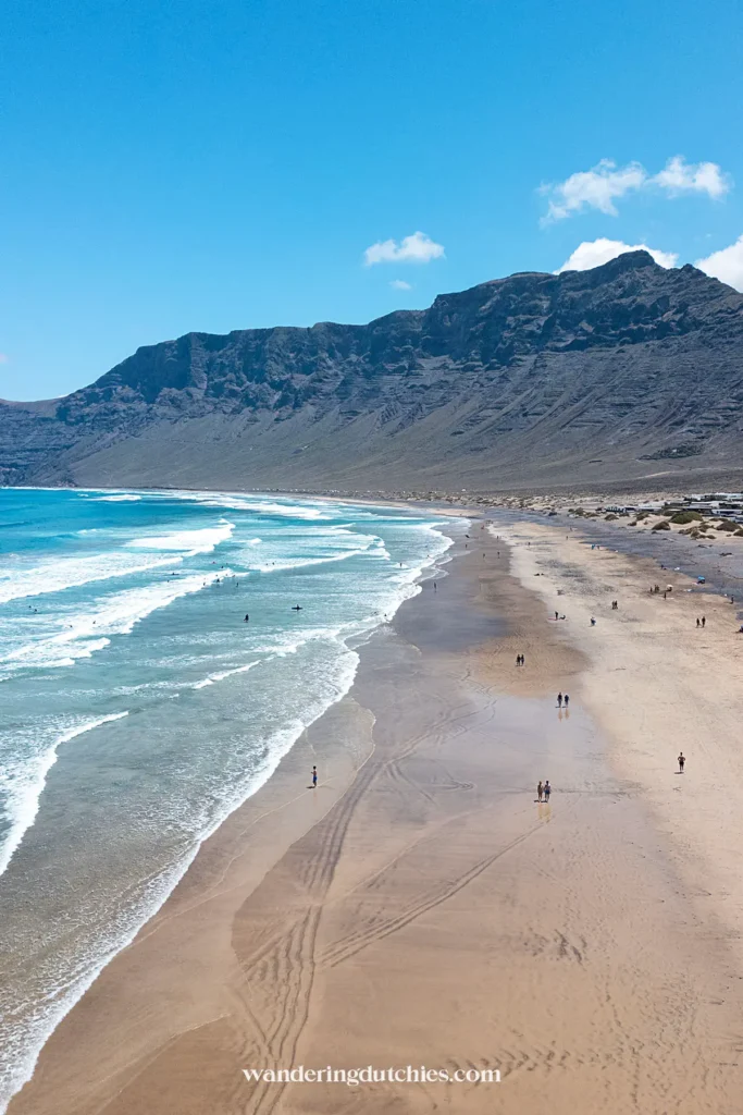 Famara strand met uitzicht op zee op Lanzarote.