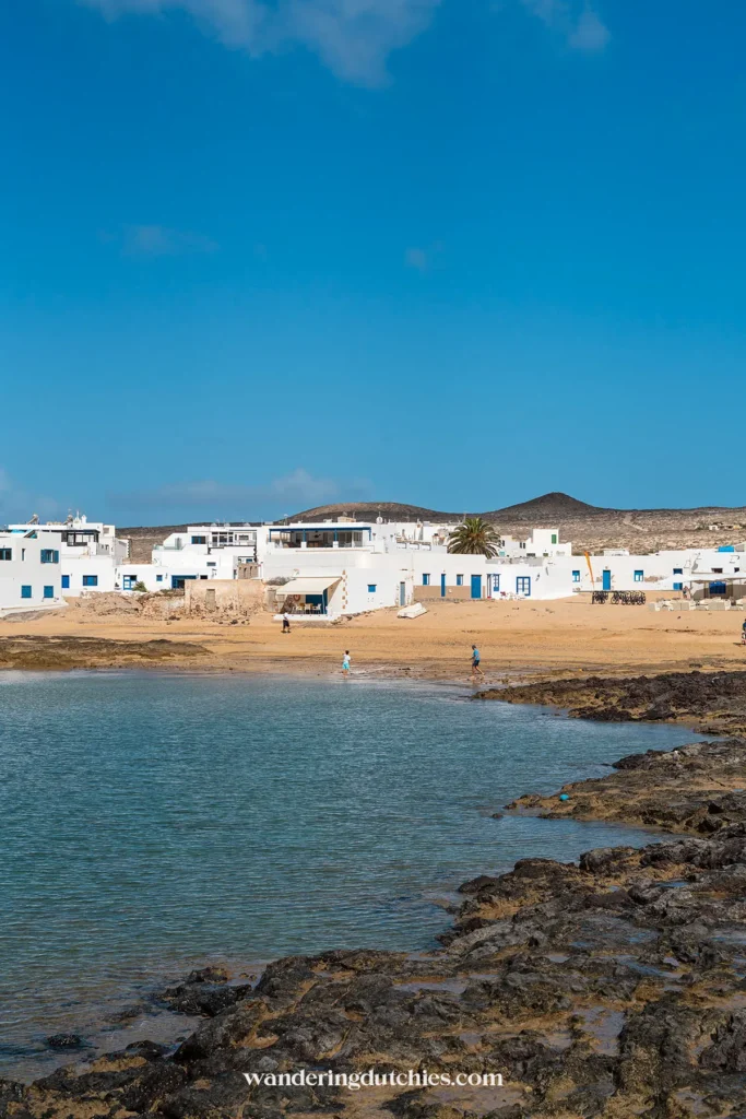 Strand bij Caleta de Sebo met witte huisjes op La Graciosa.
