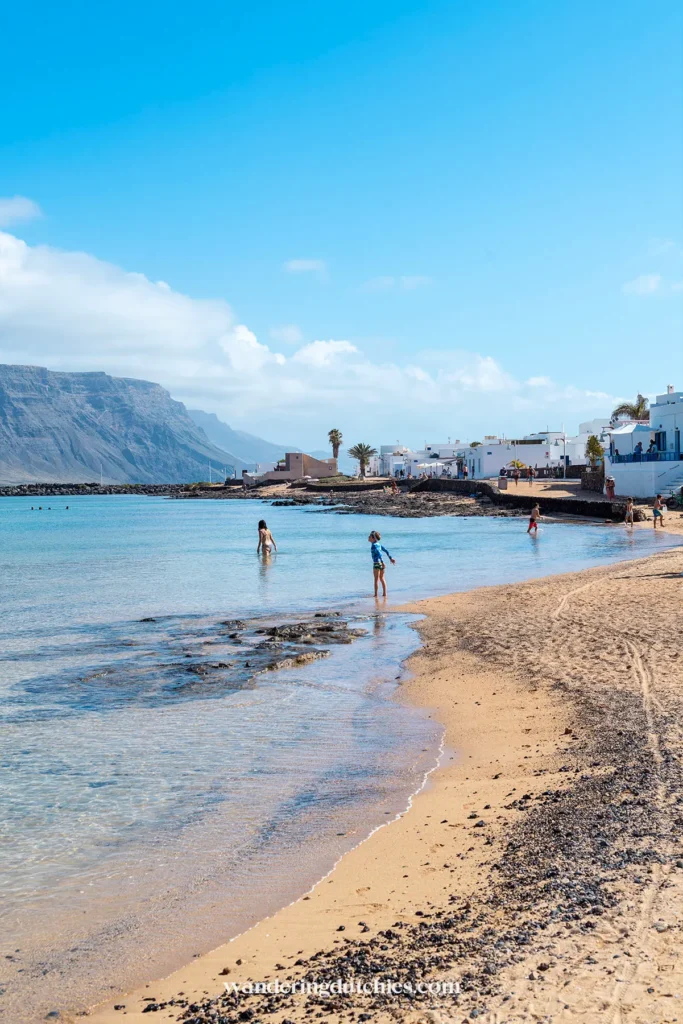 Kinderen spelen bij het strand van Caleta de Sebo op La Graciosa.