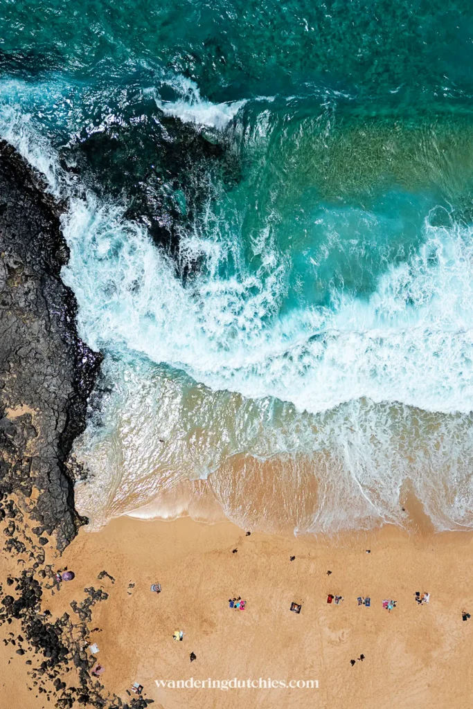 Golven slaan op het strand met zwart lava en turquoise zee op Lanzarote.