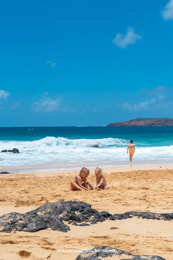 Kinderen spelen in het zand op een strand op La Graciosa.