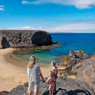 Gezin met kinderen bij Playa de Papagayo, een van de mooiste stranden van Lanzarote.