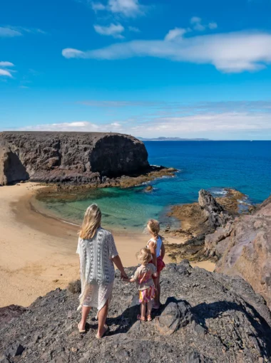Gezin met kinderen bij Playa de Papagayo, een van de mooiste stranden van Lanzarote.