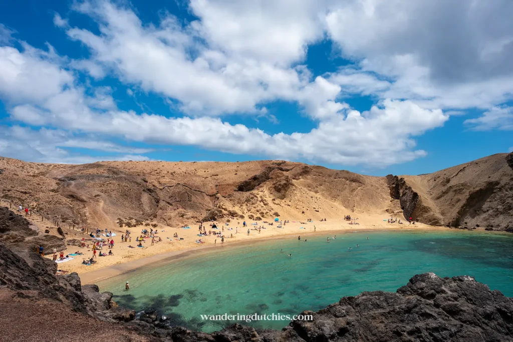 Playa de Papagayo met beschutte baai en helder water op Lanzarote.