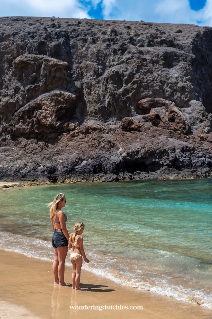 Moeder en kind bij Playa de Papagayo, een van de mooiste stranden op Lanzarote.