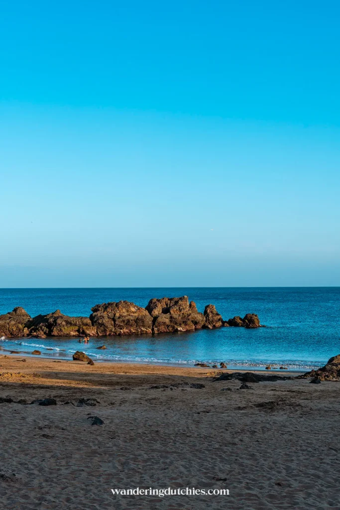 Playa Chica met rotsen en rustig water op Lanzarote.