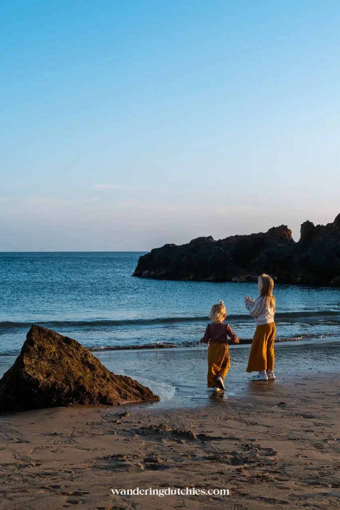 Kinderen spelen bij zonsondergang op Playa Chica op Lanzarote.