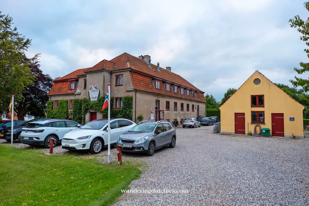 Pension Elmehøj bij Møns Klint, eenvoudige accommodatie met parkeerplaats in Denemarken.