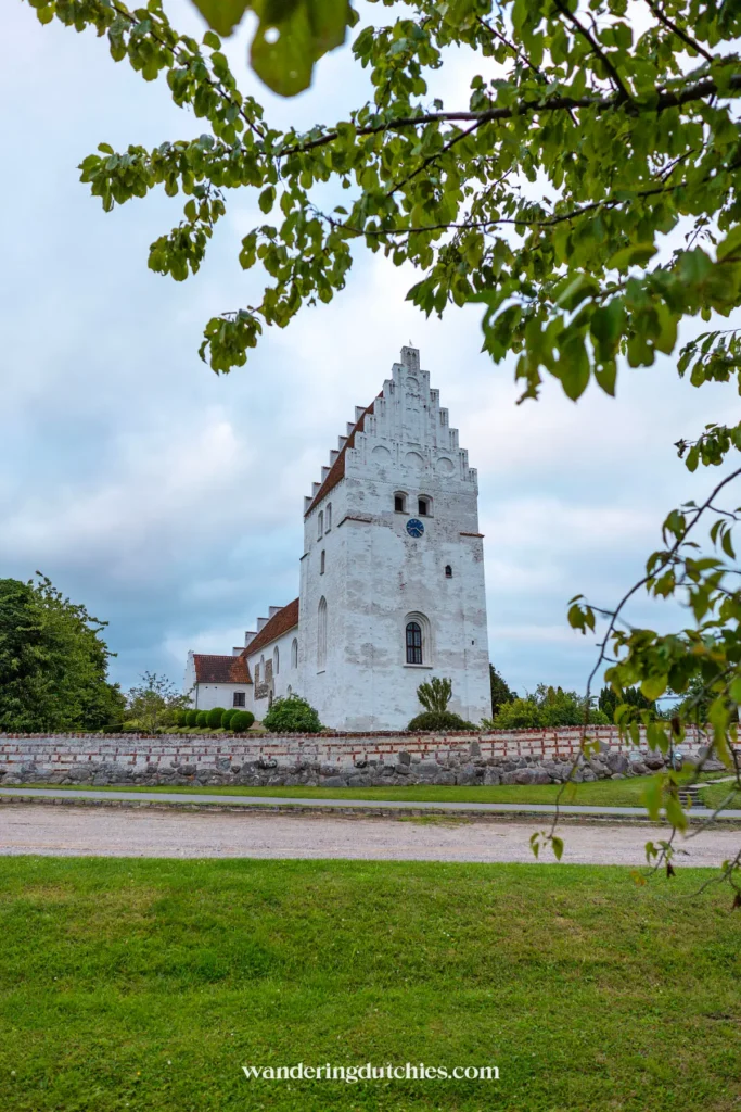 Witte kerk op het eiland Møn in Denemarken, typisch landschap in de buurt van Møns Klint.