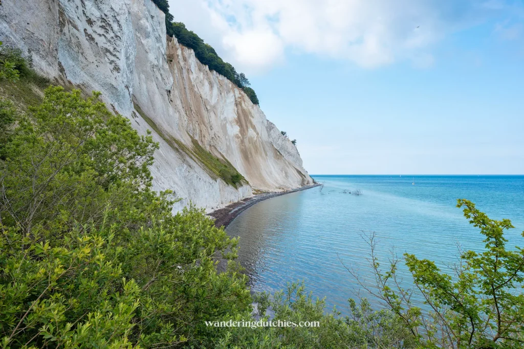 Uitzicht op de witte kliffen van Møns Klint en de blauwe zee in Denemarken.