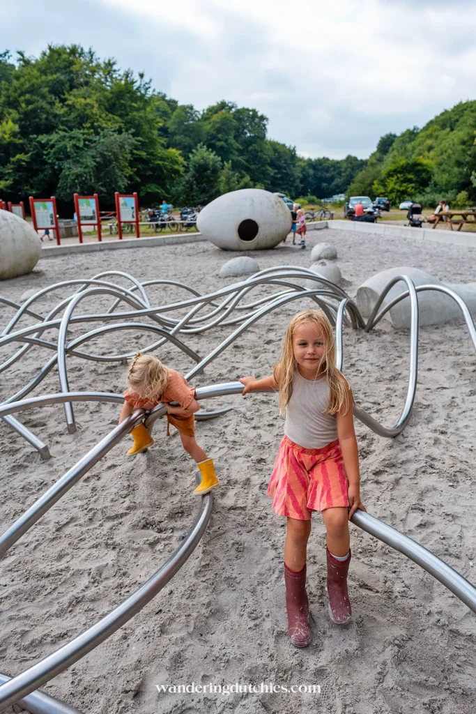 Kinderen spelen in de speeltuin bij GeoCenter Møns Klint in Denemarken.