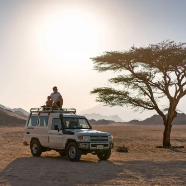 Jeepsafari in de woestijn van Hurghada met kinderen tijdens een vakantie in Egypte.