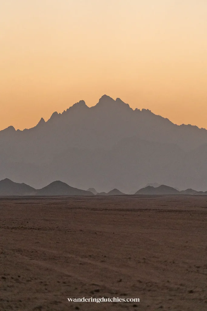 Berglandschap in de woestijn van Hurghada in Egypte tijdens zonsondergang.