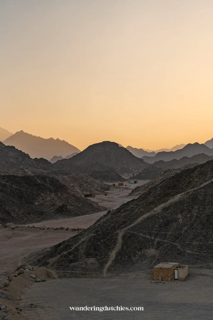 Uitzicht over een ruige vallei met bergen in de woestijn.
