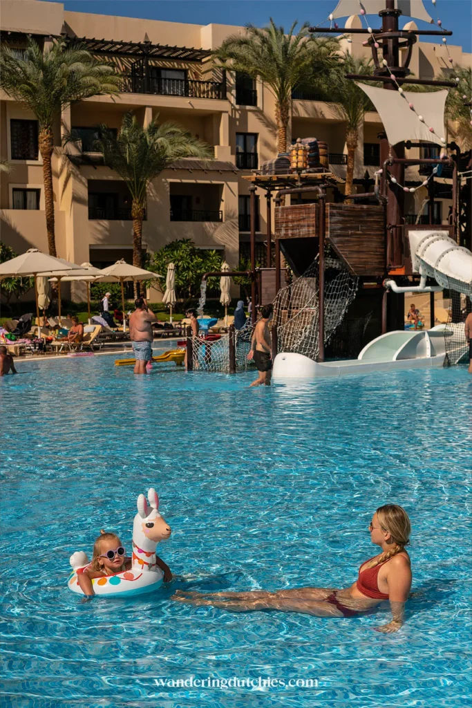 Groot zwembad met glijbanen en speeltoestel voor kinderen in het Steigenberger Hurghada resort.
