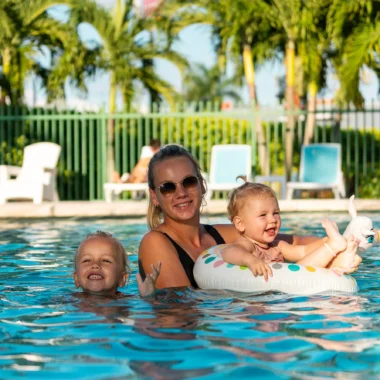 Marissa en de kinderen genieten van het zwembad bij hun hotel in Homestead, een populaire uitvalsbasis voor een bezoek aan de Everglades.