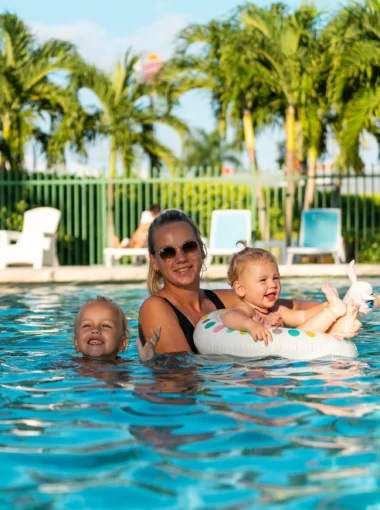 Marissa en de kinderen genieten van het zwembad bij hun hotel in Homestead, een populaire uitvalsbasis voor een bezoek aan de Everglades.