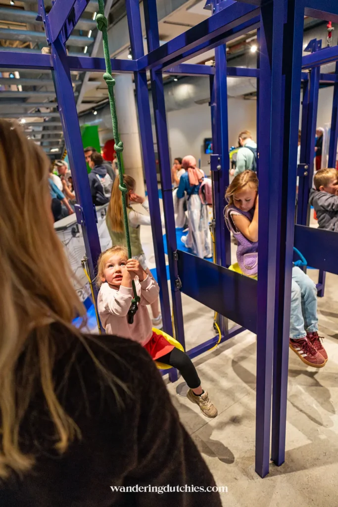 Puck en Nina ontdekken een interactieve installatie in NEMO Science Museum in Amsterdam