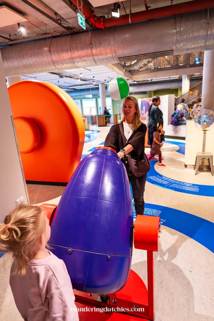 Marissa en Puck testen een interactieve opstelling in NEMO Science Museum in Amsterdam
