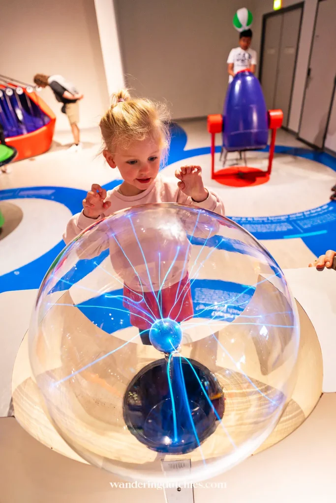 Puck experimenteert met een plasmabol in NEMO Science Museum in Amsterdam