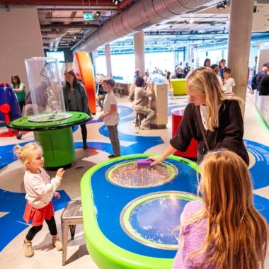 Marissa, Nina en Puck experimenteren samen in NEMO Science Museum in Amsterdam