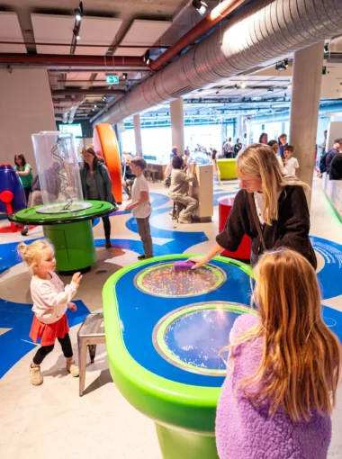 Marissa, Nina en Puck experimenteren samen in NEMO Science Museum in Amsterdam