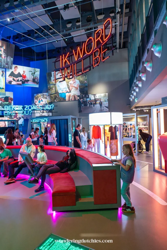 Nina bezoekt de tentoonstelling Ik Word I Will Be in NEMO Science Museum in Amsterdam