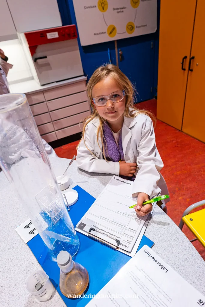 Nina voert een proef uit in het laboratorium van NEMO Science Museum in Amsterdam