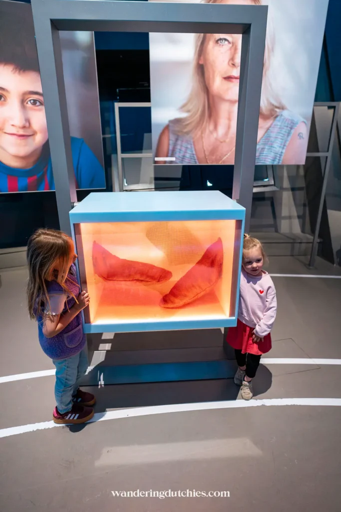Nina en Puck ontdekken een interactieve tentoonstelling in NEMO Science Museum in Amsterdam