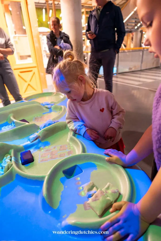 Puck en Nina ontdekken hoe je een overstroming kunt voorkomen in NEMO Science Museum in Amsterdam