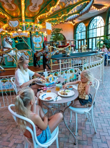 Gezin ontbijt naast de iconische draaimolen in Liseberg Grand Curiosa Hotel in Göteborg.