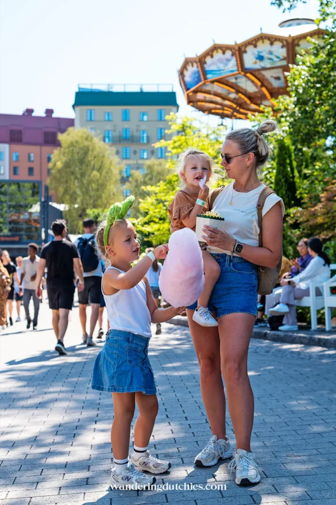 Moeder met twee kinderen in pretpark Liseberg naast Liseberg Grand Curiosa Hotel in Göteborg.
