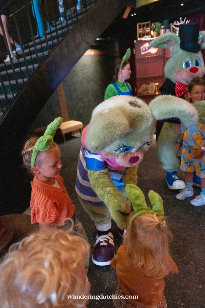 Puck ontmoet de konijntjes van Liseberg tijdens een bezoek aan Liseberg Grand Curiosa Hotel.