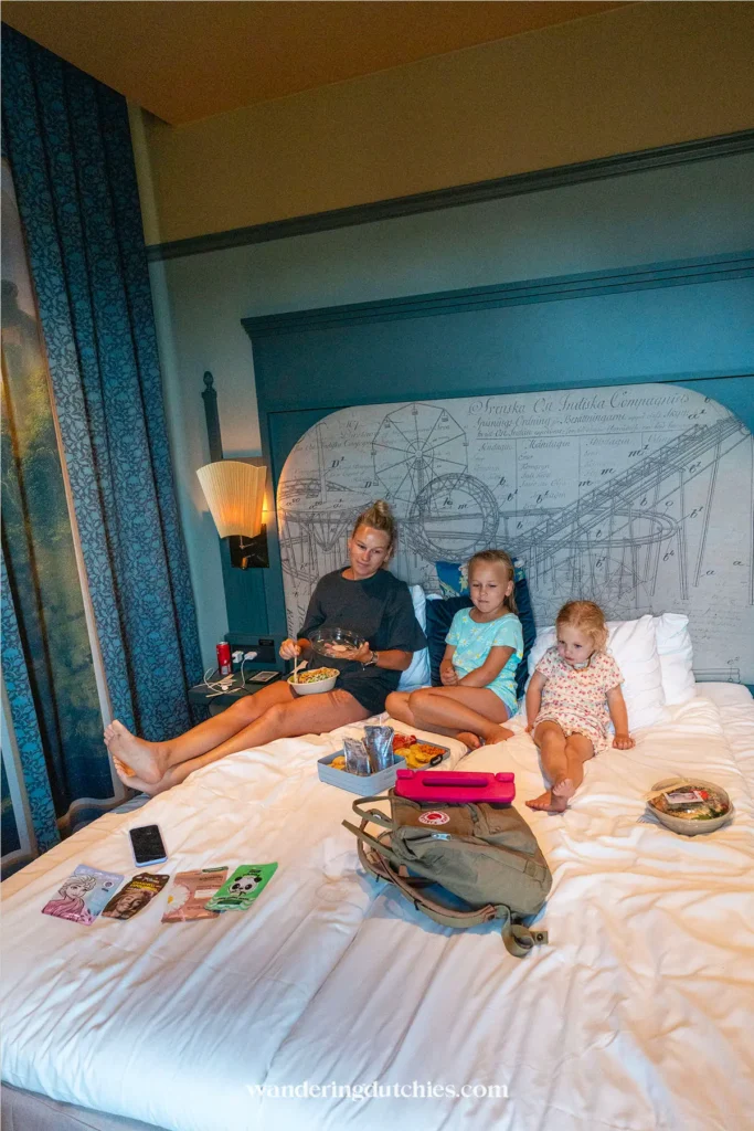 Standaard familiekamer van Liseberg Grand Curiosa Hotel met tweepersoonsbed en apart slaapgedeelte.