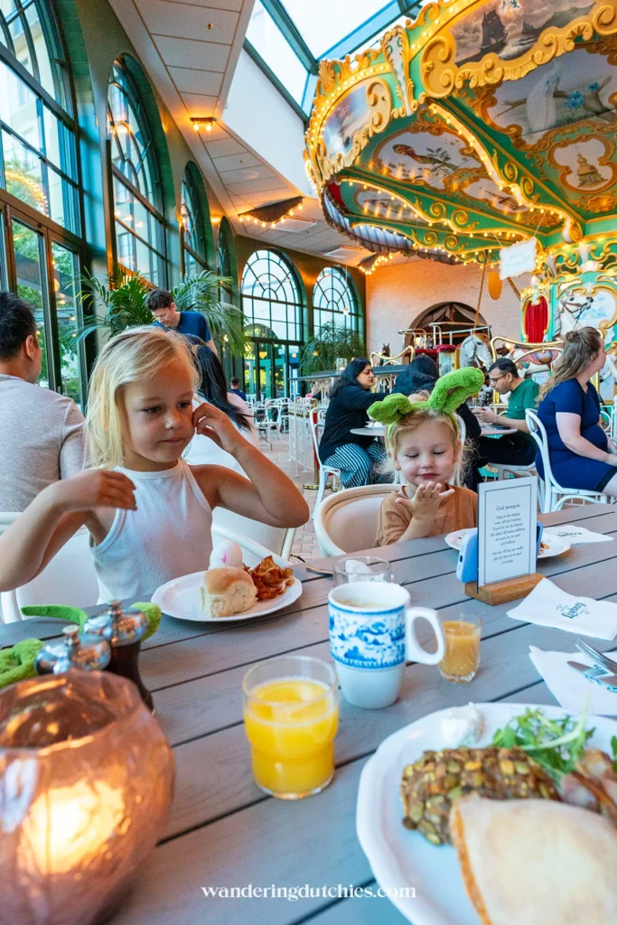 Ontbijten in de serre van Liseberg Grand Curiosa Hotel met uitzicht op de draaimolen.